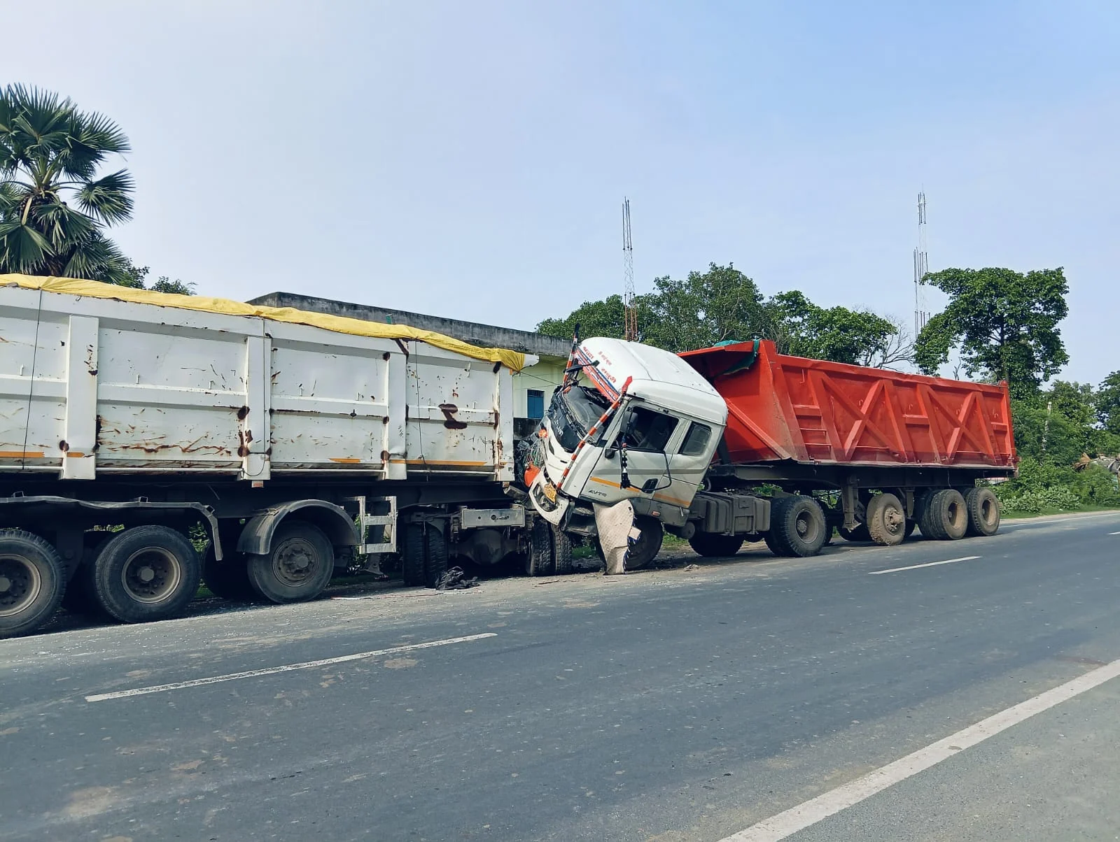 Two Hyva trucks collide violently in Konch,both drivers critically injured