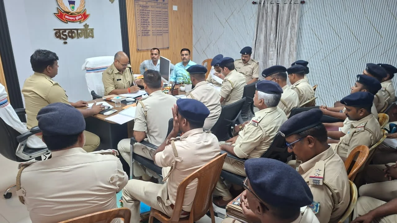 SP Reviews Pending Cases at Barkagaon Police Station